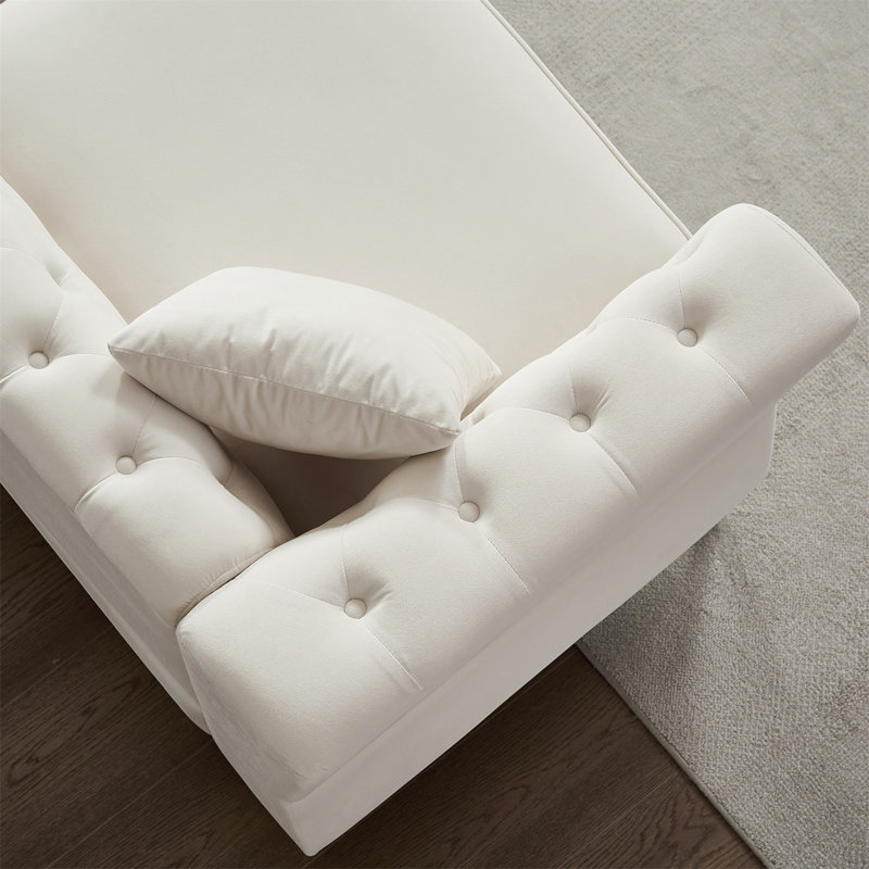 Luxueux canapé combiné capitonné avec accoudoirs roulés et garniture cloutée