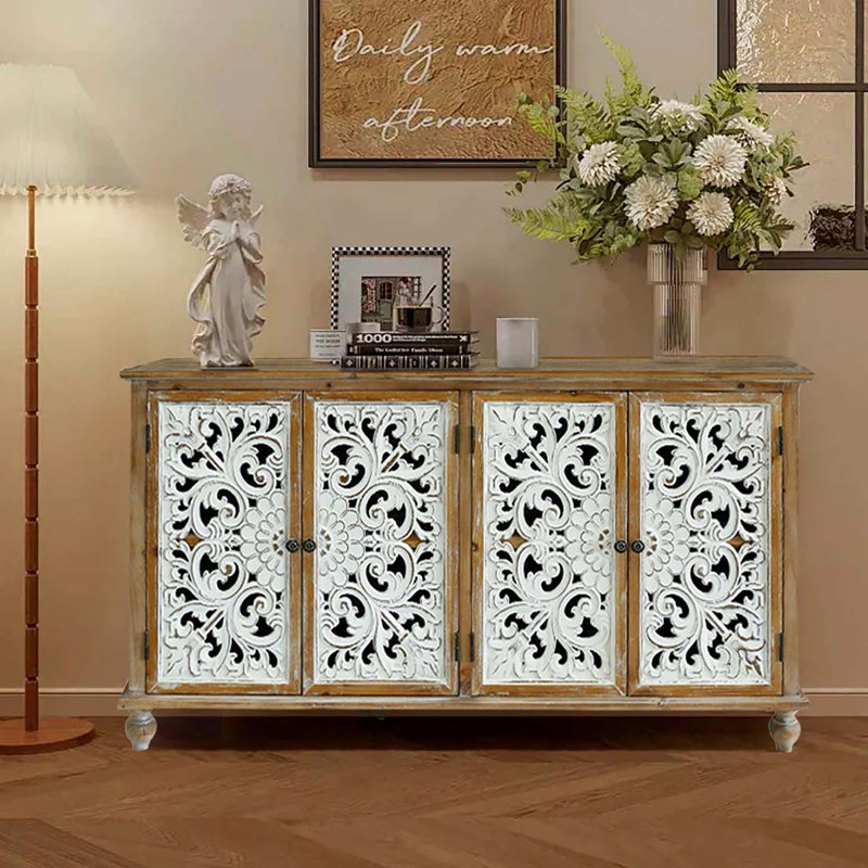 Buffet décoratif avec 4 portes - Buffet de rangement. Conception vieillie, pour vestibule à 4 portes pour différentes pièces. Fait à la main, finition, magnifique