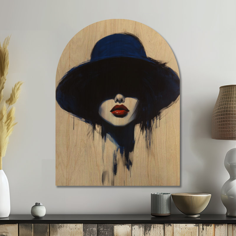 Dame au chapeau bleu I - Illustration de mode Décoration murale en bois arqué, H 40 po x l 30 po, Arche