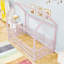 Charmant lit simple en bois en forme de maison avec garde-corps