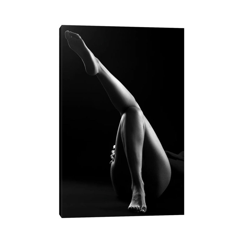 «Black and White Nude Woman's Legs IV» par Alessandro Della Tour - Estampe numérique sur toile tendue avec châssis