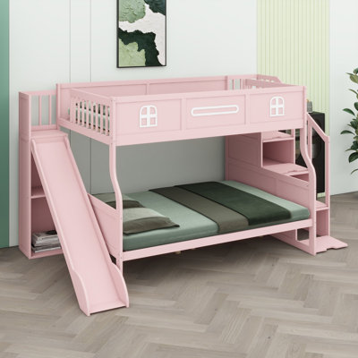 Lit superposé avec glissade et escalier de rangement, mettant en valeur le design des fenêtres de la maison pour un décor de conte de fées moderne