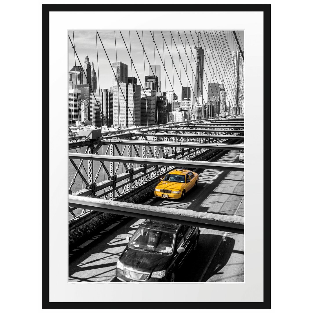 Gelbes Taxi in New York auf einer Brücke Gerahmter Fotokunstdruck