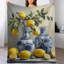 Jeté en flanelle de citrons dans des vases bleus-133044952