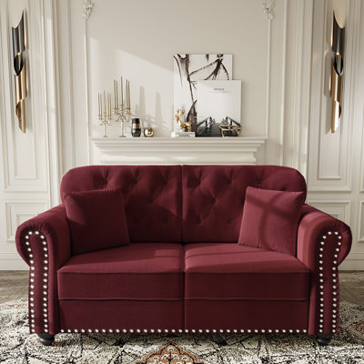 Canapé en velours de 63 po avec garniture cloutée et accoudoirs roulés, canapé Chesterfield moderne de style Mid-Century capitonné avec boutons, bourgogne de 63 po