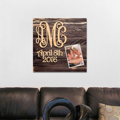 Décoration murale en bloc de bois délavé avec date sur le monogramme