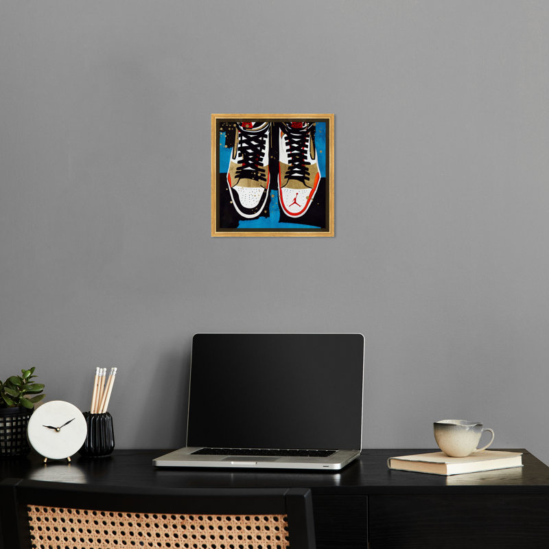 «Top Down Sneakers», art moderne par Sneaker par Notoriart, Cadre doré, H 17 po x l 17 po