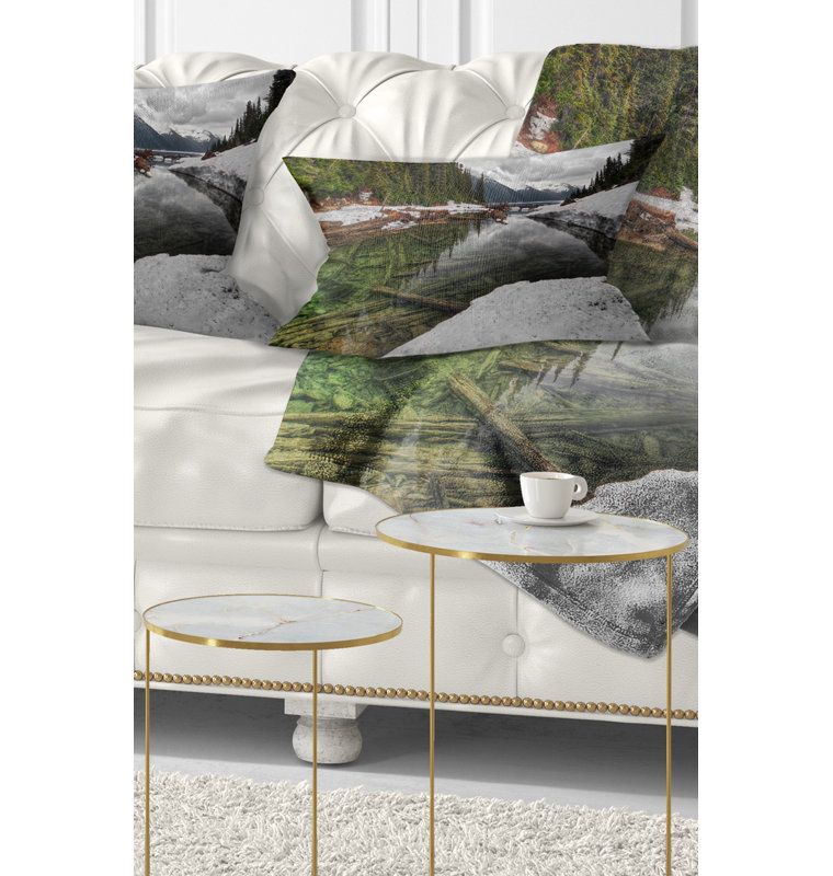 Crystal Clear Lake avec pins - coussin à imprimé paysage, 12 po x 20 po, Lombaire