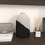 Vase tacheté avec bloc blanc