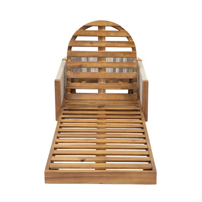 Chaise longue d'extérieur en bois d'acacia Lyndon Modern Coastal avec dossier réglable, côtés en corde tissée à la main et coussin amovible pour terrasse, bord de piscine, terrasse