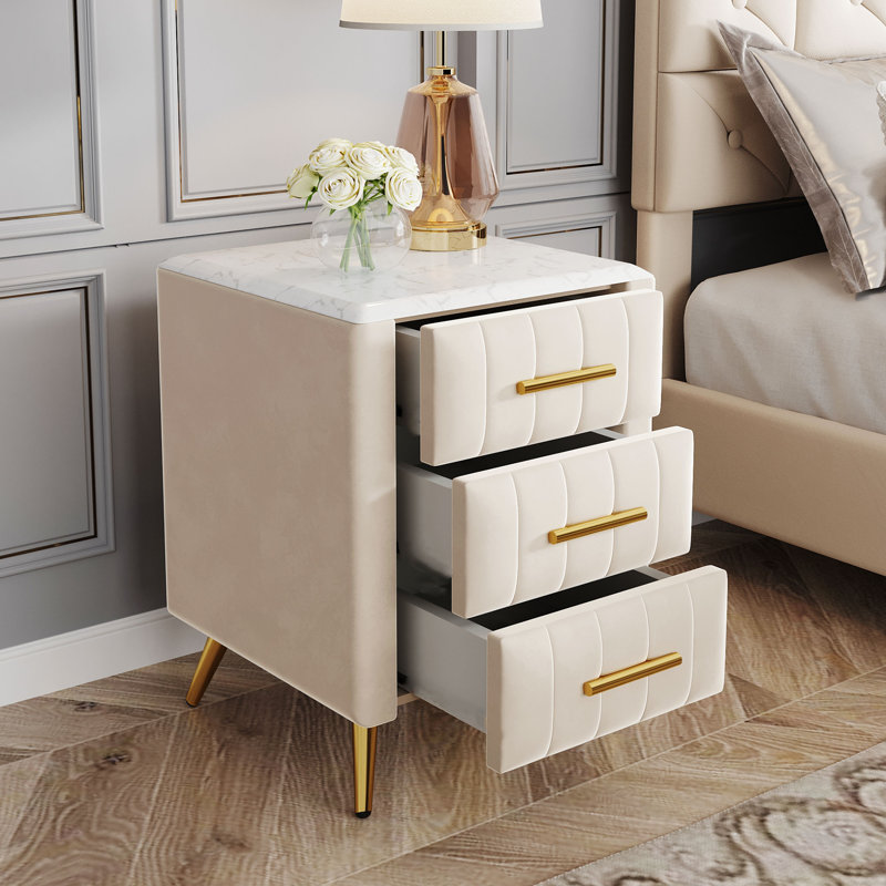 Table de chevet rembourrée en velours avec 3 tiroirs, pieds et poignées en métal, table de chevet à dessus marbré - beige