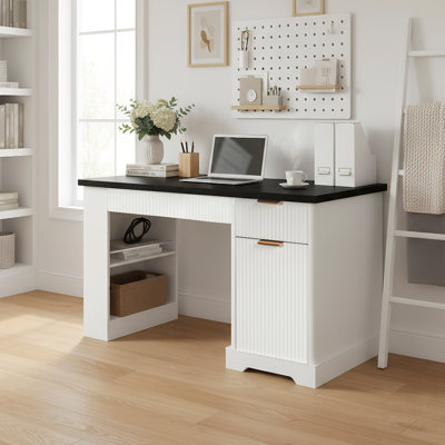 Bureau cannelé moderne avec rangement, prise de courant, panneau perforé, tablettes et plateau à clavier pour des espaces de travail à domicile efficaces