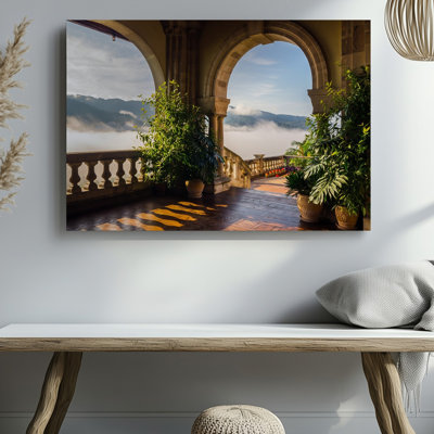 Toile, une grande porte arquée encadrée par des plantes vertes luxuriantes, art mural vers un paysage montagneux époustouflant