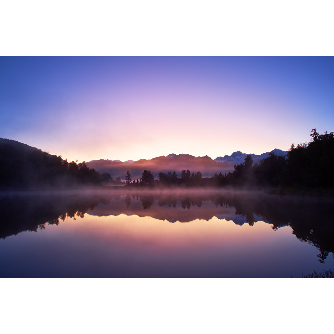 Lake Matheson And The Southern Alps At Dawn von Simonbradfield - Kunstdrucke auf Leinwand ohne Rahmen