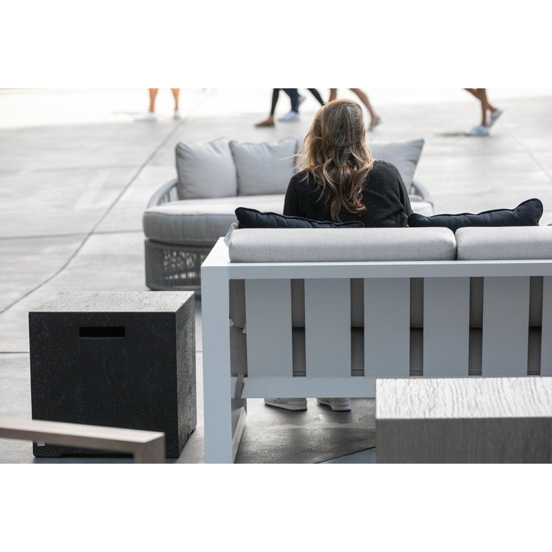 Causeuse d'extérieur Camela de 65 po de largeur avec coussins Sunbrella, Argent coulé Sunbrella®