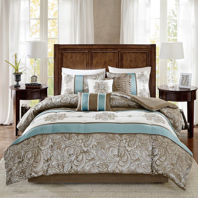 Édredon pour grand lit 7 pièces. Avec un magnifique motif cachemire en bleu doux, brun et gris Comprend les taies décoratives, les jupes de lit et les coussins décoratifs. Magnifique motif cachemire. Complet