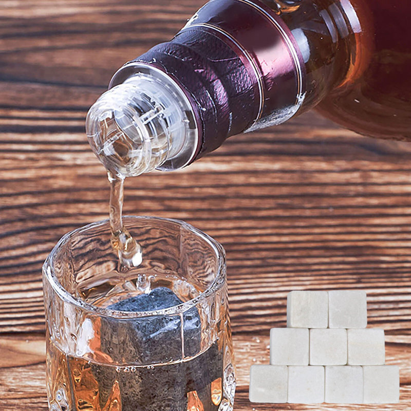 Un ensemble de 9 pierres à whisky uniques en granit avec pochette en velours réutilisable, White