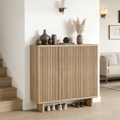 Armoire à chaussures à 5 niveaux avec portes cannelées, organisateur de vestibule 46 pouces - 4 tablettes réglables - Banc de rangement rustique pour couloir - Conception peu encombrante - Couleur bois naturel