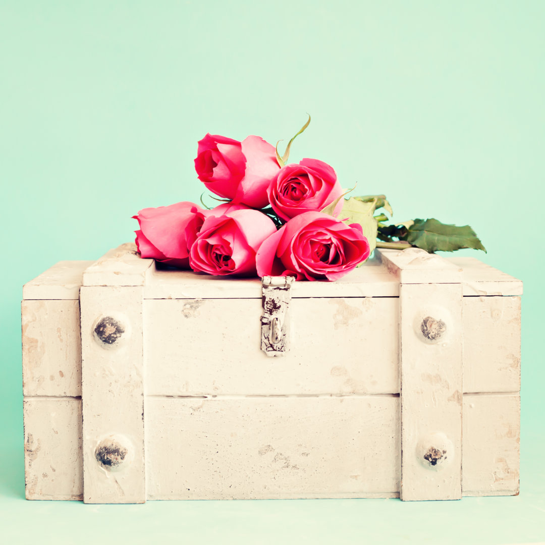 Truhe mit Rosen von Andreka - Wrapped Canvas Photograph