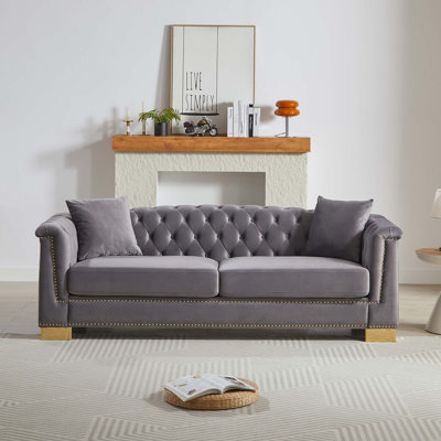 Canapé classique Chesterfield à trois places avec capitonnage à boutons et accoudoirs roulés