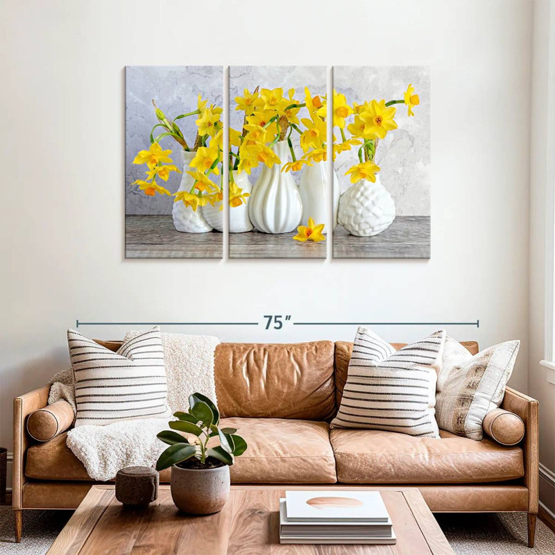 Jonquilles Harnek dans des vases blancs, H 20 po x l 33 po