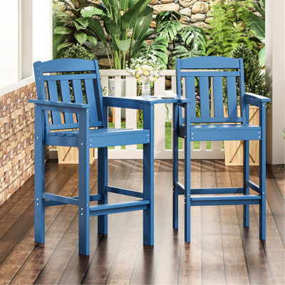 Ensemble de 2 chaises hautes bleues, dessus amovible, trou pour parasol, aspect bois, idéal pour les espaces extérieurs. Plateau bleu et aspect bois, entretien facile. Parfait pour balcon ou jardin.