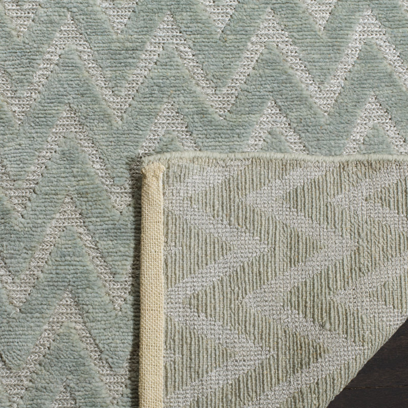 Santa Fe Hand Knotted Wool Pile Chevron Rug in Light Grey/Silver, Rectangle 6' x 9'