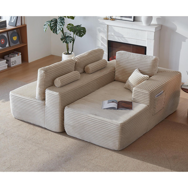 Canapé modulaire spacieux en tissu beige avec méridienne, design moderne pour le salon