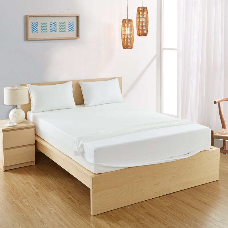 Queen White Polyester Waterproof Zippered Mattress Protector
