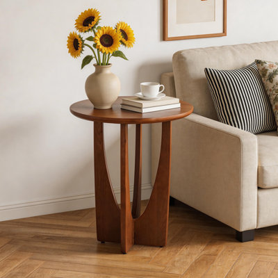 La table de bout ronde en bois massif naturel de 25 po avec pieds croisés marie les styles moderne et campagnard pour le salon et la chambre à coucher