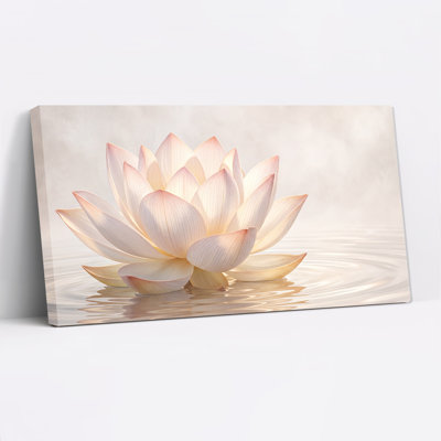 Tableau sur toile représentant une fleur de lotus blanche et rose pâle épanouie sur des ondulations d'eau