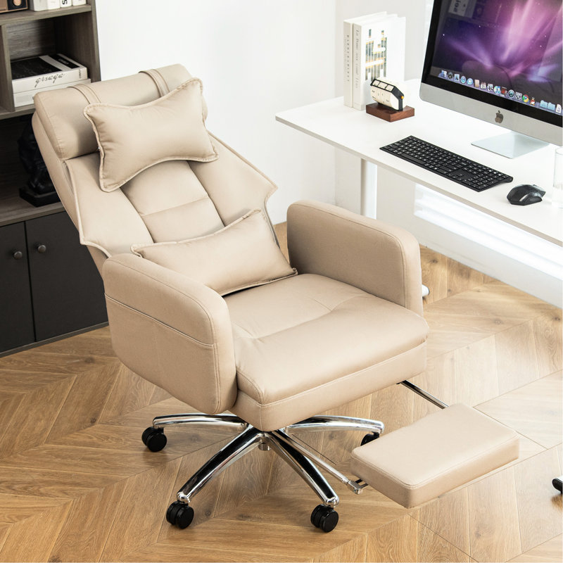Chaise de bureau beige avec une texture de cuir robuste et un rembourrage confortable pour ordinateur