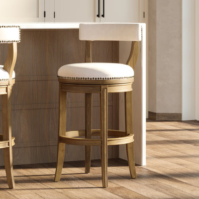 Tabouret de bar 31 pouces de haut, finition pacane, retour automatique du siège à 180 degrés dans son emplacement bien défini, revêtement en similicuir gris, dossier ouvert avec structure en bois, garniture cloutée autour du siège, courbé
