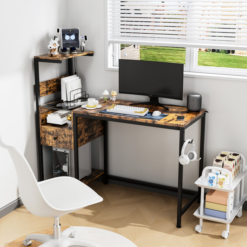 Bureau d'ordinateur brun avec tablettes d'entrée électrique et de rangement, placement de tablette réversible, construction, lumières à DEL, ports, crochet d'introduction pour casque d'écoute pour travailler, brun, fabrication de prise de courant,