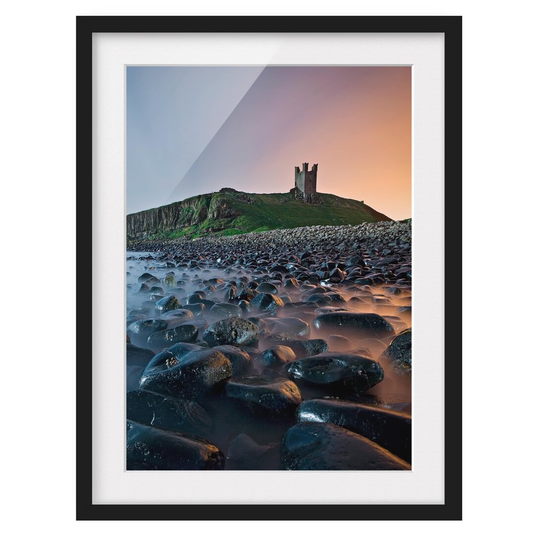 Gerahmtes Papierbild Sonnenaufgang mit Nebel bei Dunstanburgh Castle