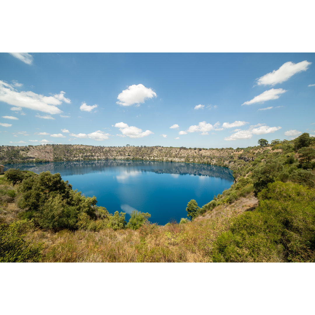 Blick auf den blauen Vulkansee von Swissmediavision - Leinwanddrucke