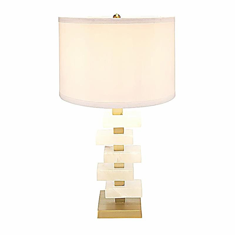 Lampe de table blanche et dorée D15 x 26,7 po (assemblage de l'abat-jour requis)