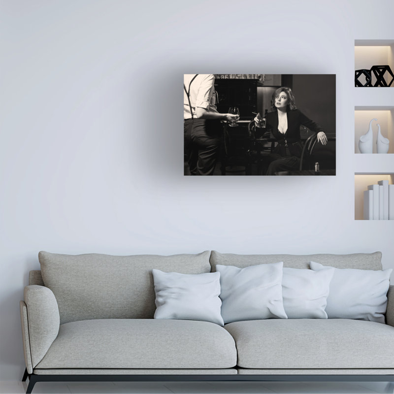 Photographe au bar, art sur toile, H 16 po x l 24 po