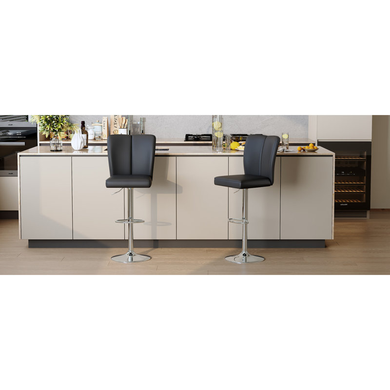 Ensemble de tabourets de bar modernes en polyuréthane noir - 2 pièces, avec des dossiers verticaux et lisses avec des pieds en métal argenté en forme de trompette. Idéal pour les bars, les salons, les salons et autres espaces similaires.