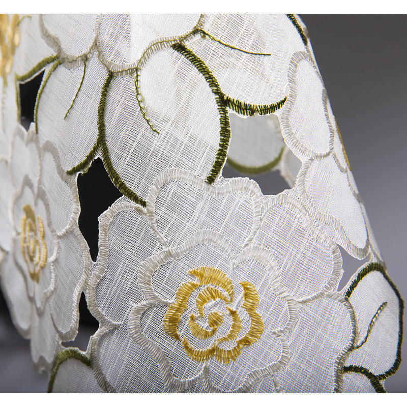 Dainty Flowers Table Topper