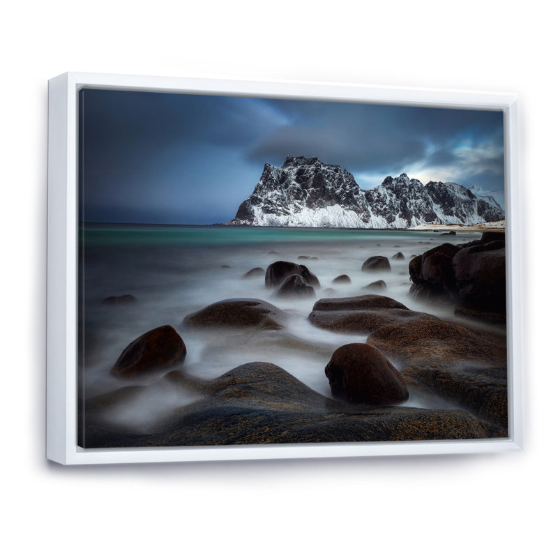 Côte rocheuse avec montagnes - Photographie sur toile, H 34 po x l 44 po, Cadre flottant blanc