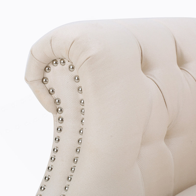 Exquis fauteuil club Akira avec sièges confortables, conception unique et caractéristiques peu encombrantes pour l'élégance de n'importe quelle pièce