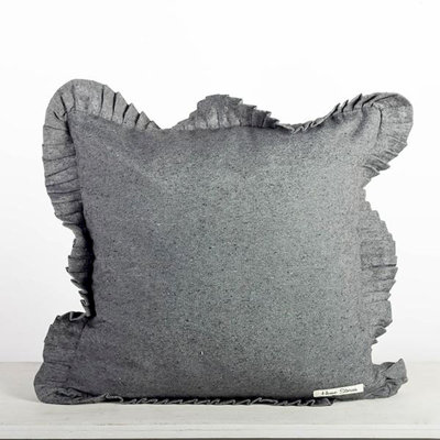 Housse de coussin blanche à volants