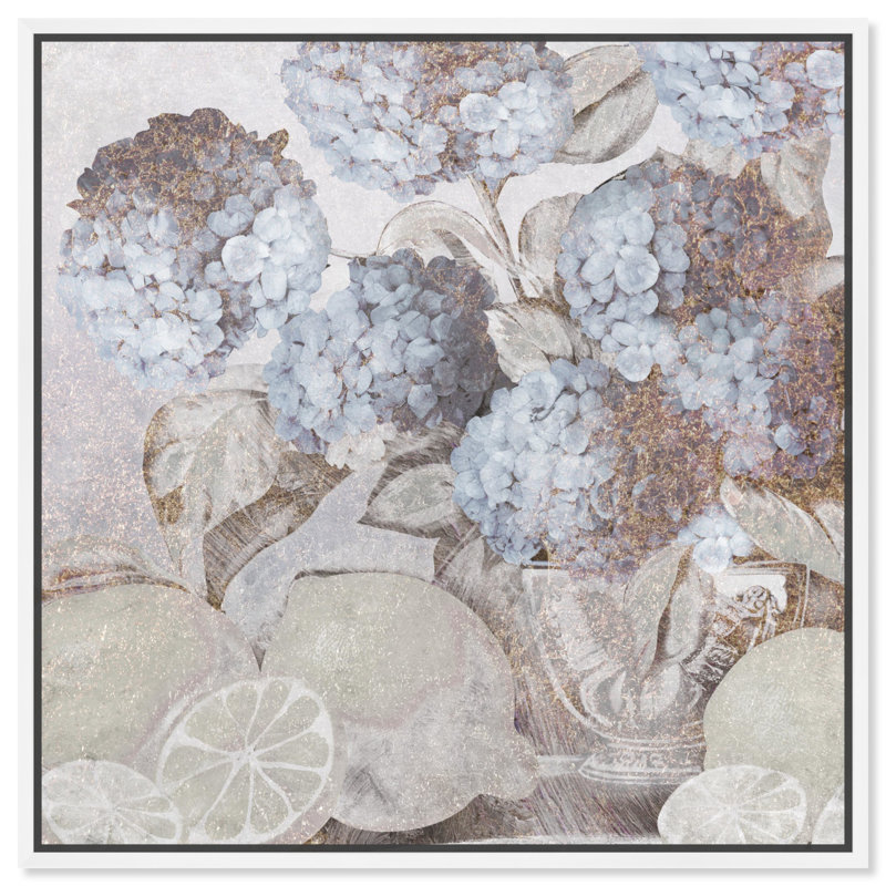«Blessings Blue Hydrangeas», art élégant en or blanc par Everly Quinn, Cadre blanc, H 13 po x l 13 po