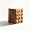 Table de bout cubique en bois sculpté, finition naturelle avec design à facettes 3D