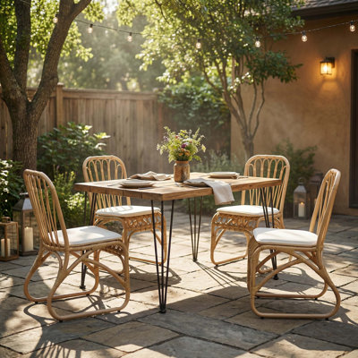 Ensemble de salle à manger d'extérieur 5 pièces avec table en bois d'acacia et chaises en rotin au design ergonomique, résistant aux intempéries et assemblage prêt à l'emploi.