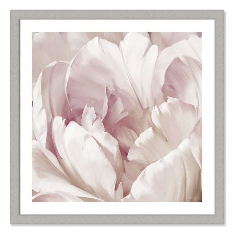 Intime rosé I - photographie, H 33,5 po x l 33,5 po x P 1,25 po, Encadrement argenté