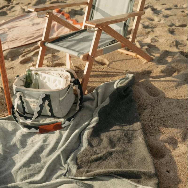 Tommy Chair, Rivie White