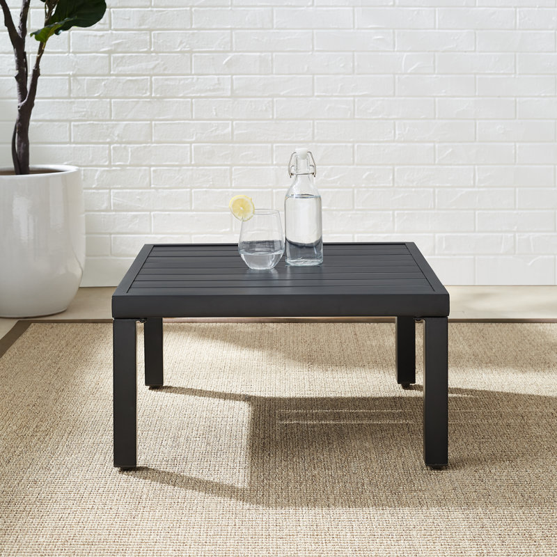 Table d'appoint en métal Mattalyn