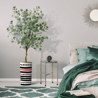 Arbre artificiel dans un pot de fleurs moderne, faux arbre en soie d'eucalyptus (décoration en pot et arbre)